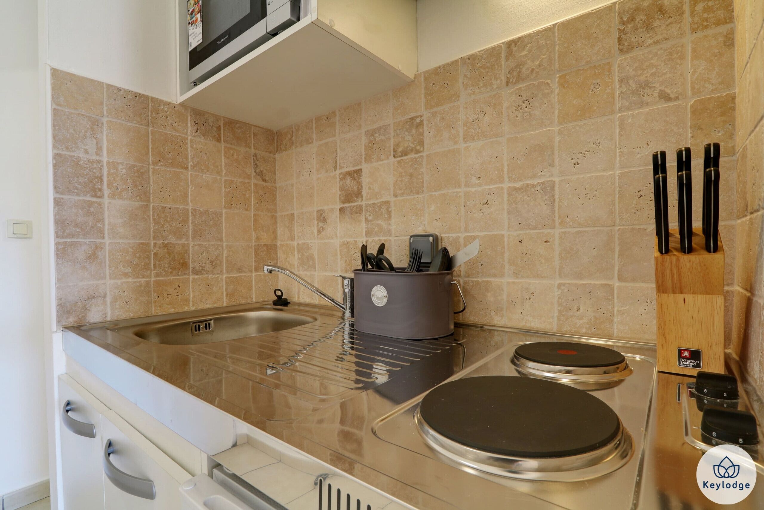 Kühlschrank, Mikrowelle, Herdplatte, Wasserkocher mit Kaffee-/Teezubehör