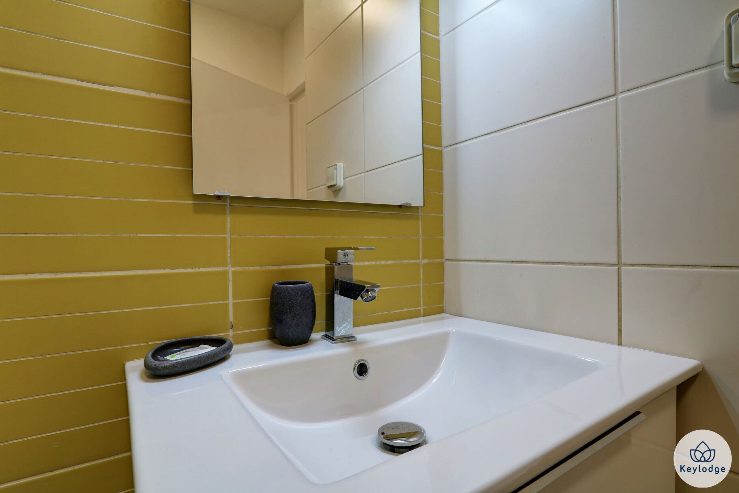 Dusj, hårføner, håndklær og såpe