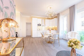 Fridge, microwave, oven, stovetop - THE GLAM apartment (Nice)