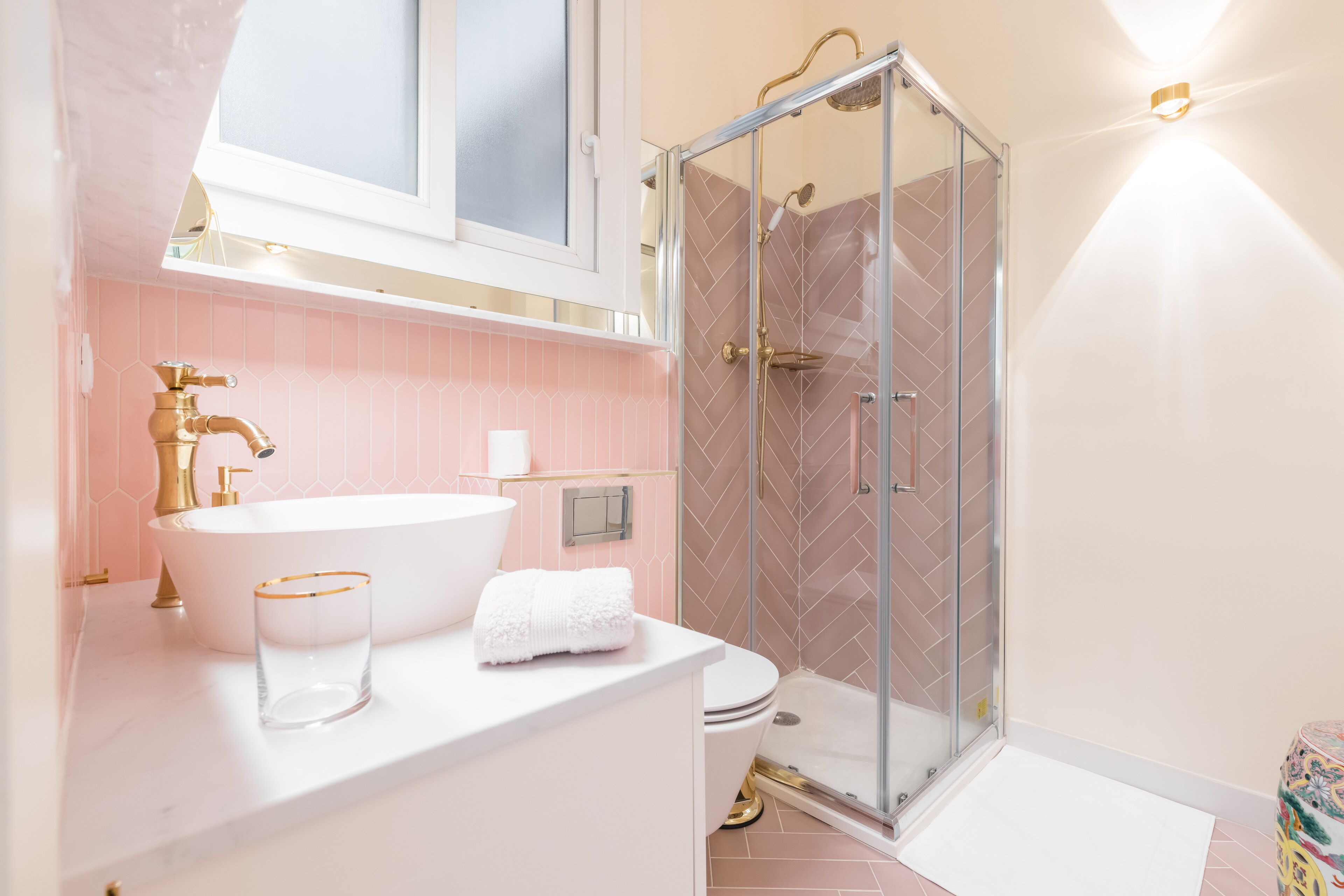 Een douche, een haardroger, handdoeken