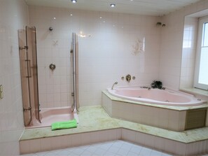 Bathtub, jetted tub, hair dryer, bidet - Penthouse Wolkenstein spacious 155 m² maisonette with whirlpool, air conditioning & fireplace (Senftenberg)