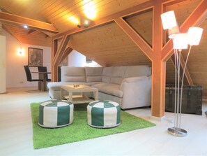 Smart-TV, Kamin, Bücher, Stereoanlage