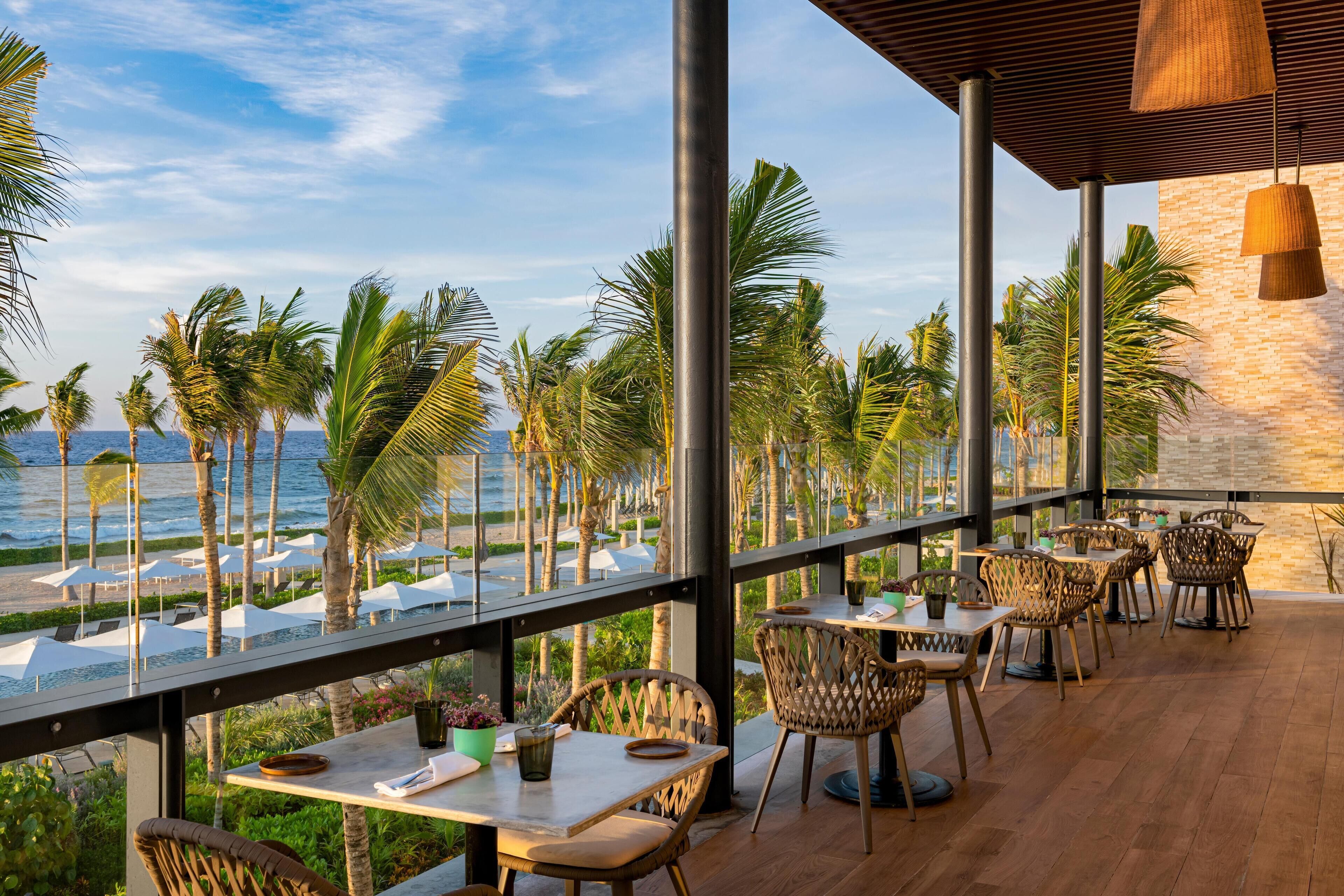 9 restaurants; ze serveren er lunch en diner 