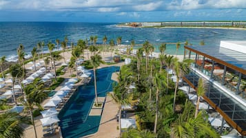 8 piscinas al aire libre, camas de piscina con cargo, sombrillas