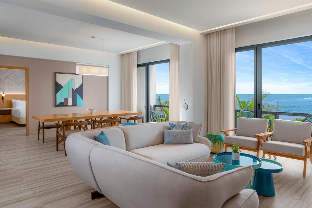Suite, 1 King Bed, Ocean View (Governors Suite) | Área de sala de estar | Smart TV de 65 pulgadas con canales digitales y televisión