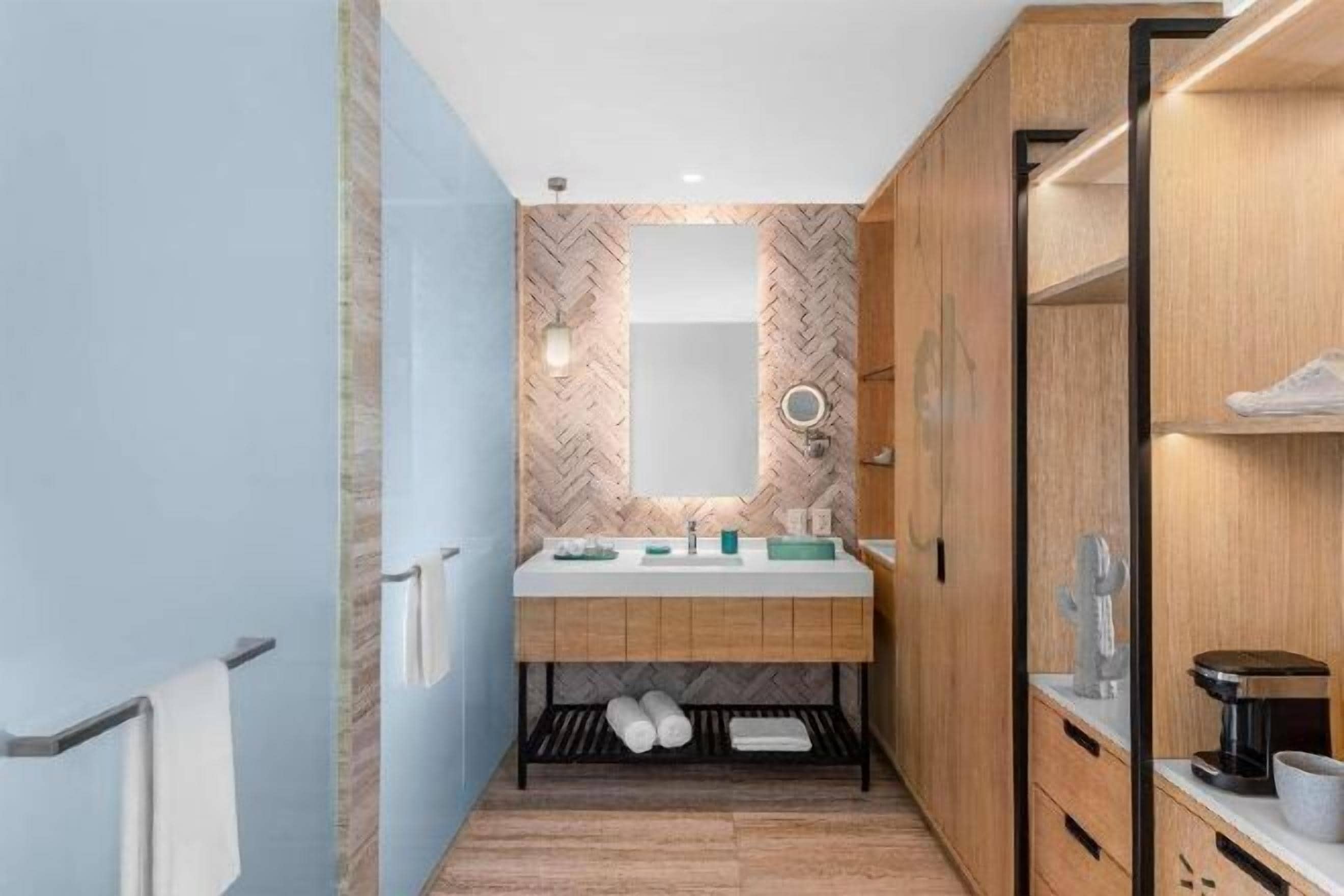 Secador de pelo, albornoces infantiles, toallas y jabón