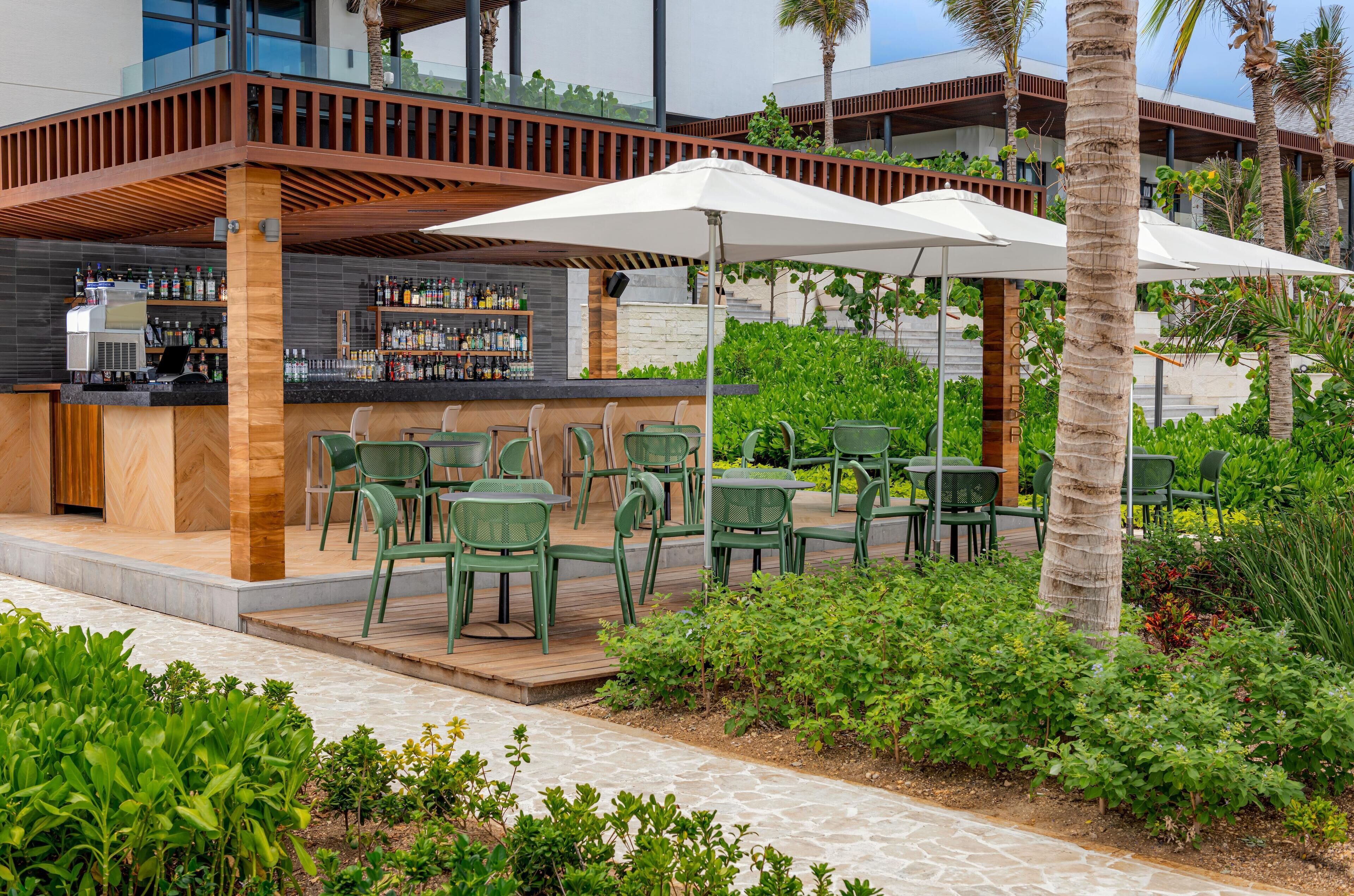 3 Bars/Lounges, 3 Poolbars, 3 Strandbars