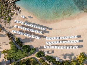 On the beach, white sand, sun-loungers, beach umbrellas - Hilton Tulum Riviera Maya All-Inclusive Resort (Tulum)