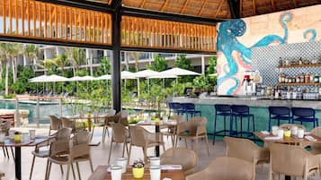 9 restaurants; lunch and dinner served