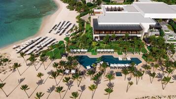 Plage, sable blanc, chaises longues, parasols