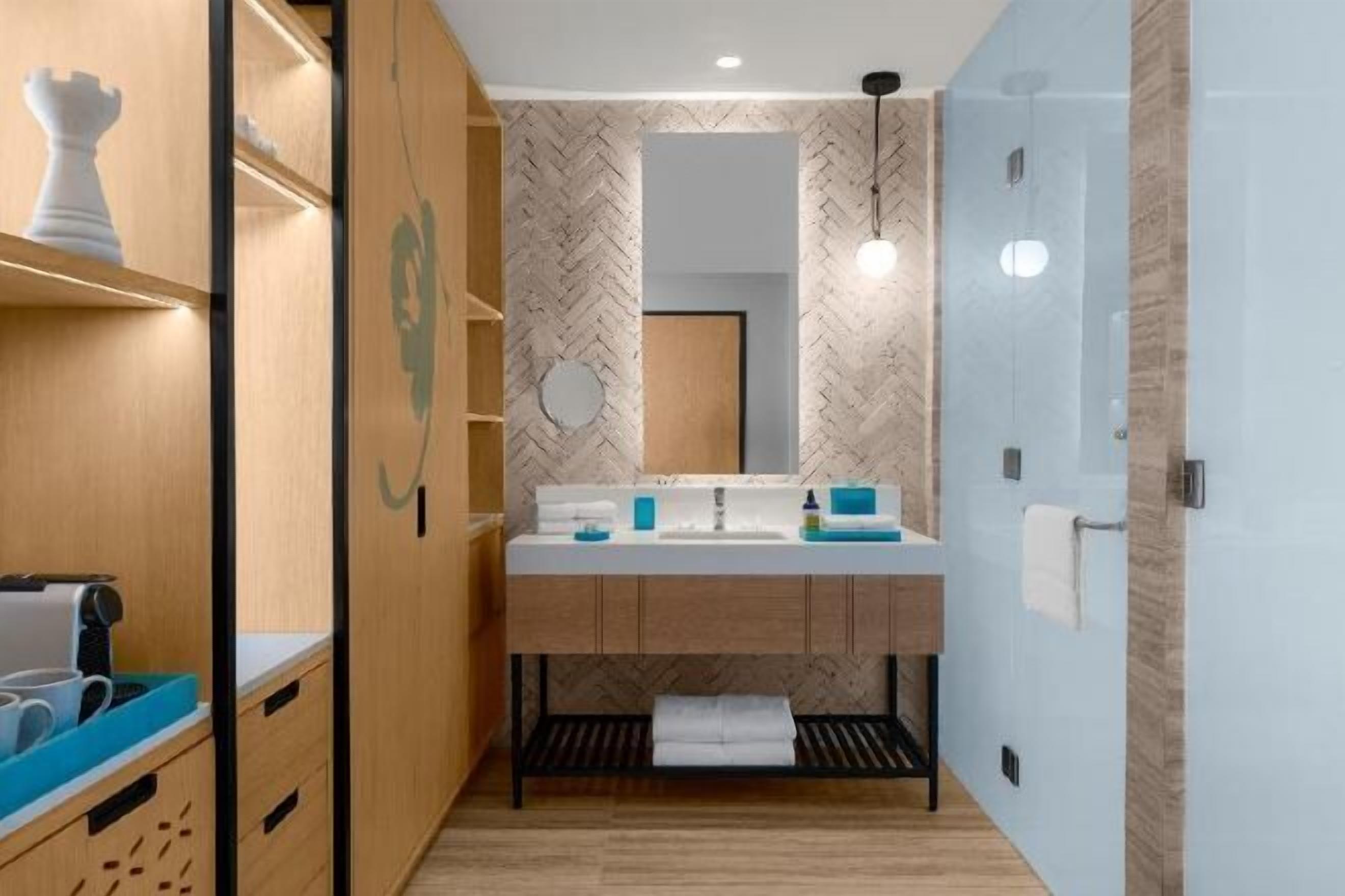 Secador de pelo, albornoces infantiles, toallas y jabón