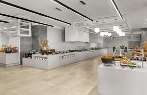 9 restaurants; lunch and dinner served