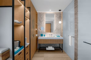 Secadora de cabello, batas de baño para niños, toallas, jabón