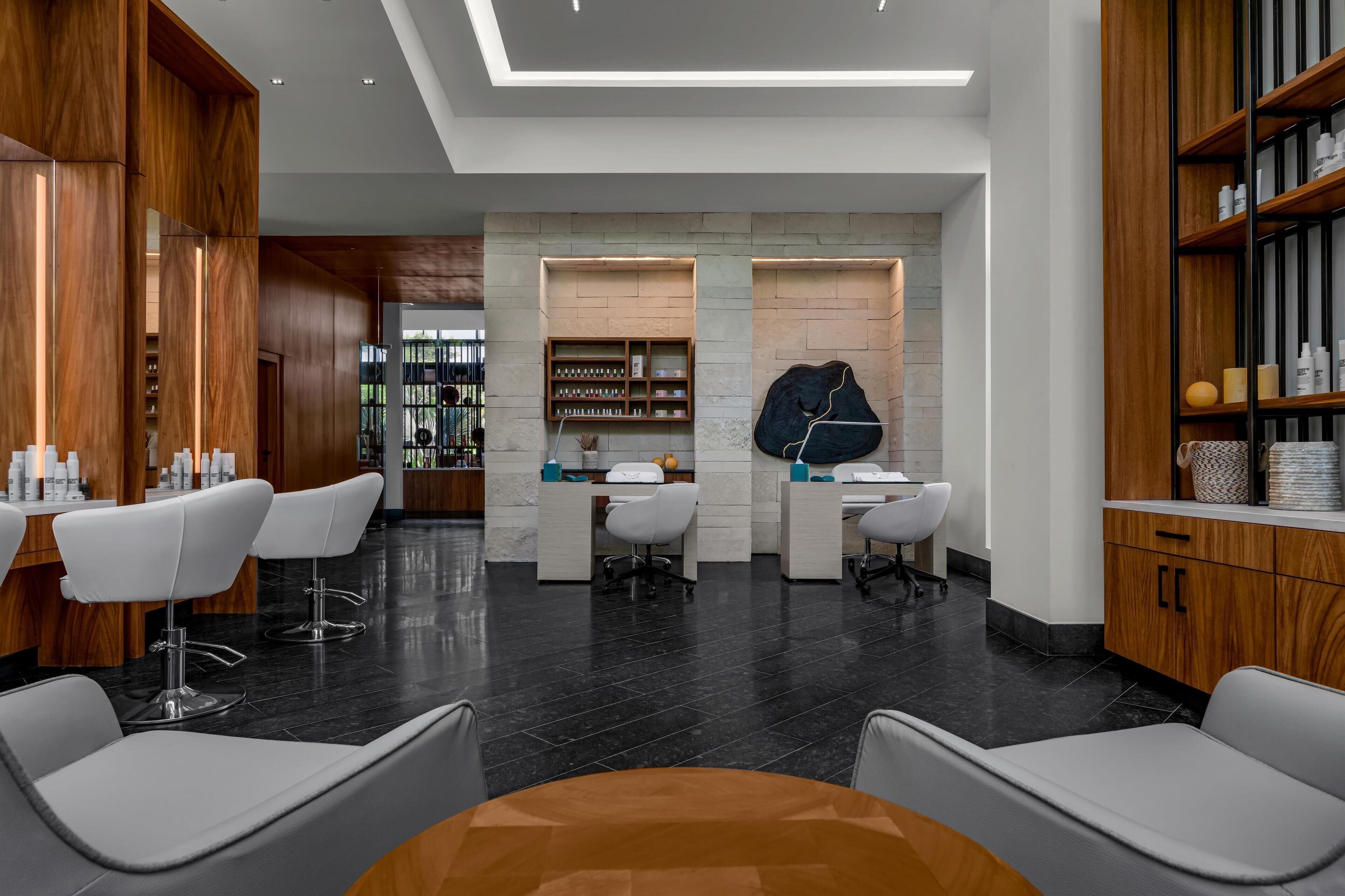 Salas de tratamiento para parejas, sauna y tina de hidromasaje 