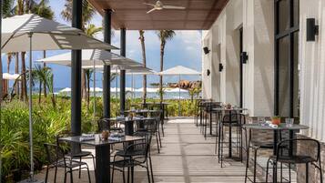 9 restaurantes, se sirven comidas, cenas y cocina asiática