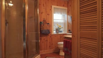 Douche, serviettes fournies, savon, papier toilette