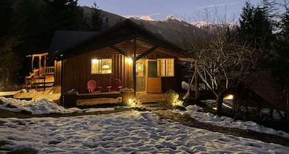 Cozy 2-bdrm dogs-welcome cabin w/ hot tub in private riverfront setting