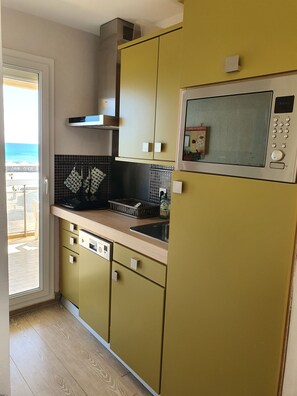 Réfrigérateur, micro-ondes, plaque de cuisson, lave-vaisselle