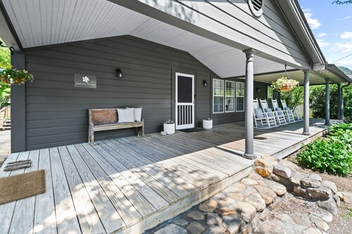 Sweet Garden House in Hot Springs.  Hot tub, garden, grill, deck, dog friendly.