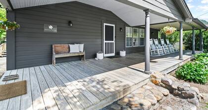 Sweet Garden House in Hot Springs. Hot tub, garden, grill, deck, dog friendly.