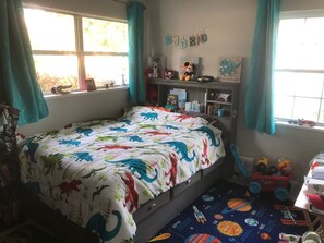 2 bedrooms, iron/ironing board, travel cot, free WiFi - The mangoes and turtles house lake (ST PETERSBURG)