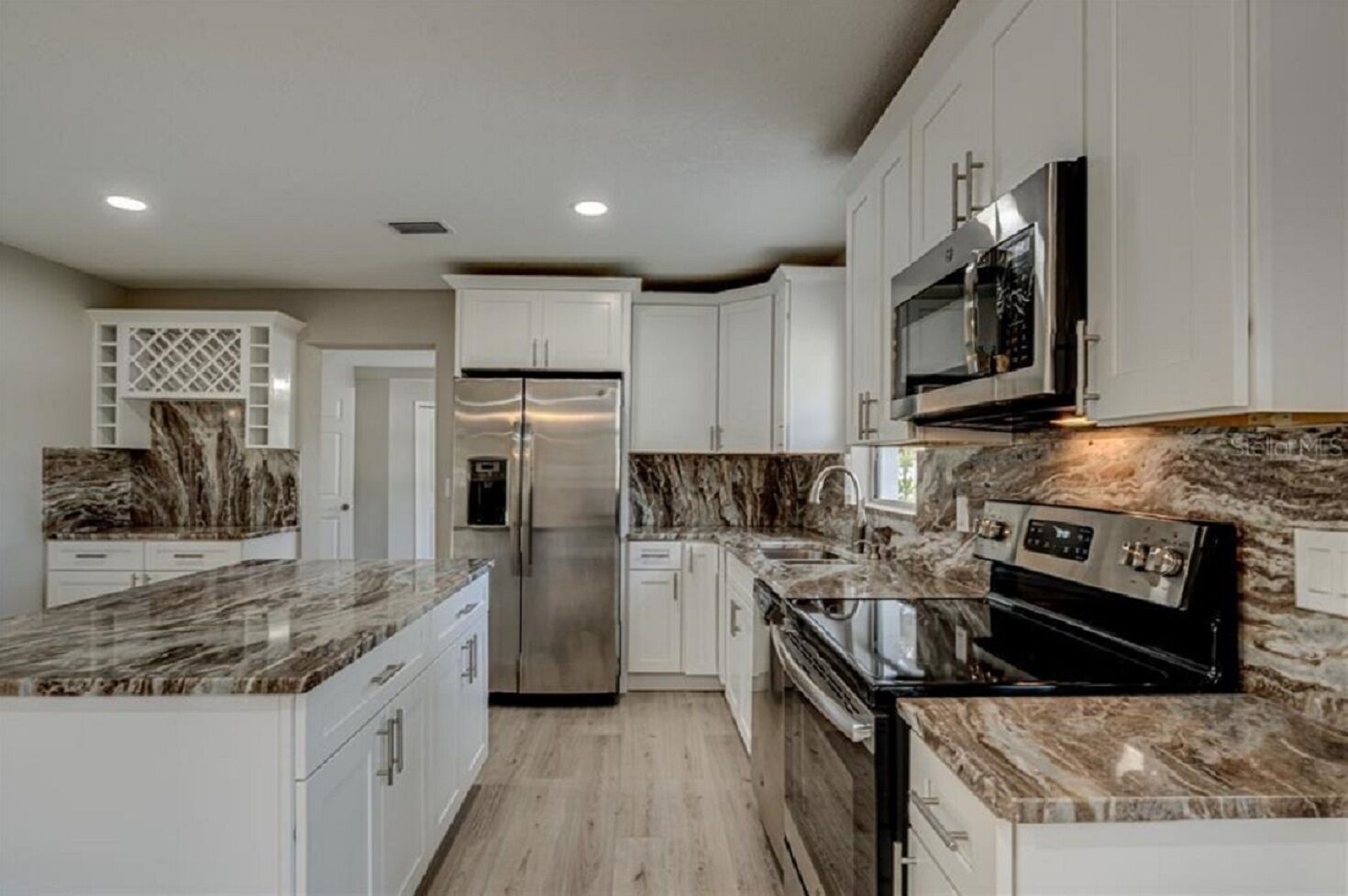 ثلاجة، ميكروويف، فرن، موقد طهي مسطح