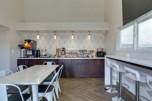 Dining - Hotel Seville (Ontario)