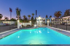 Outdoor pool - Hotel Seville (Ontario)