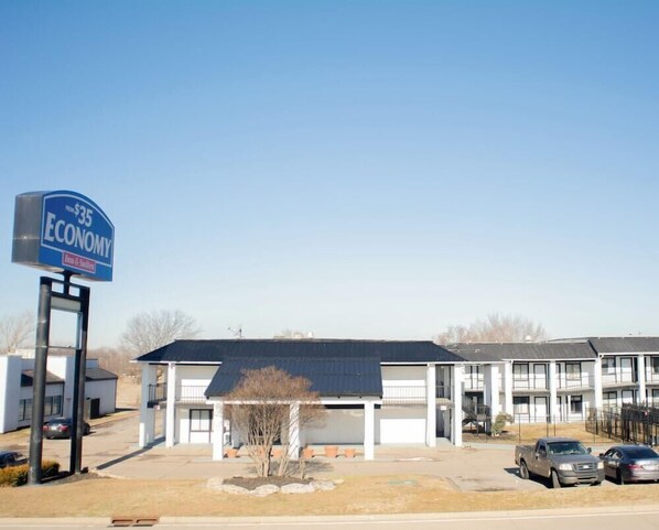 Exterior - Howard Johnson Tulsa East/airport (Tulsa)