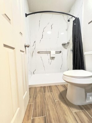 Bathroom - Howard Johnson Tulsa East/airport (Tulsa)