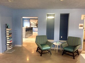 Lobby - Econo Lodge Downtown (Omaha)