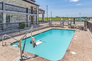 Outdoor pool - Quality Inn I-10 East Near Frost Bank Center (San Antonio)