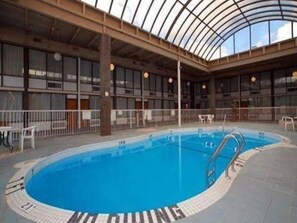 Outdoor pool - Newark Garden Hotel (Newark)