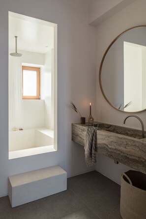 Ensemble baignoire-douche, séchoir à cheveux, serviettes fournies, savon