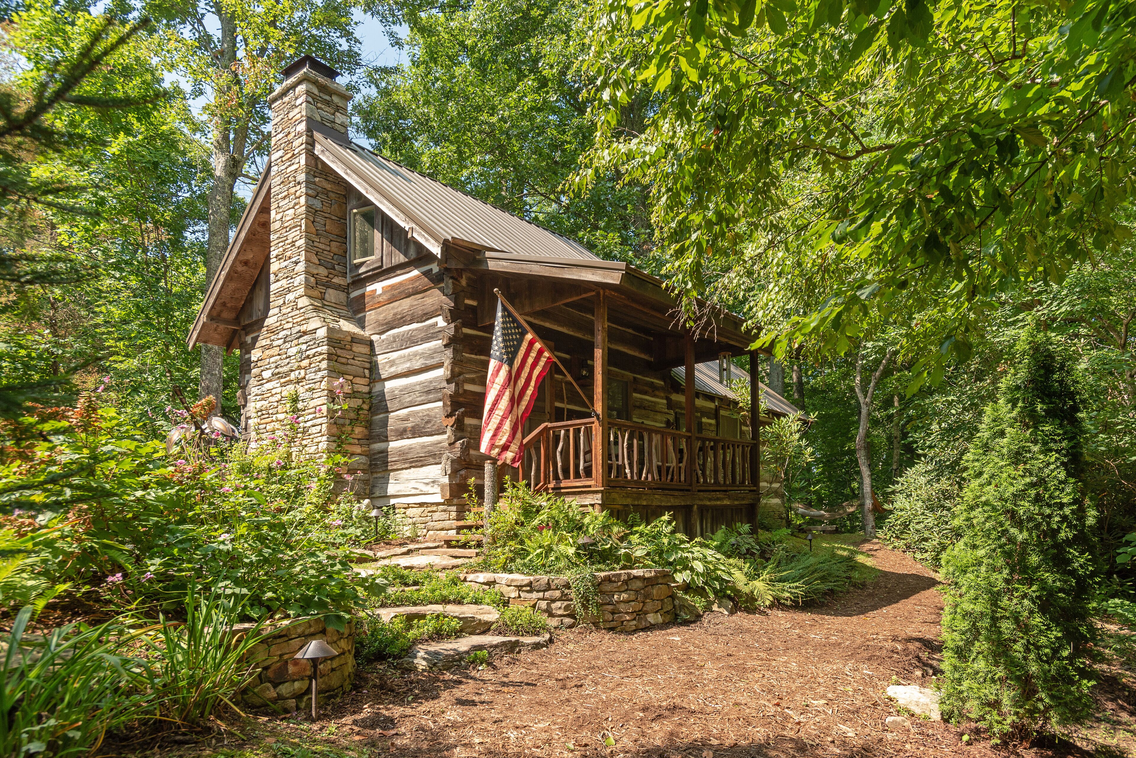 Farm to Table Valley close to Asheville! Hearts-A-Bustin log cabin