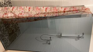 Een haardroger, handdoeken