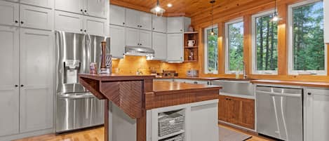 Réfrigérateur, four à micro-ondes, un four, surface de cuisson