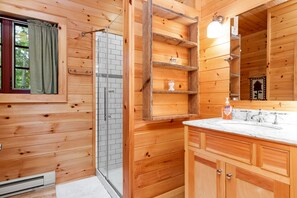 Badewanne, Haartrockner, Handtücher, Seife