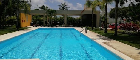 Una piscina al aire libre