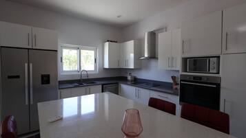 Een koelkast, een magnetron, een koffiezetapparaat/waterkoker