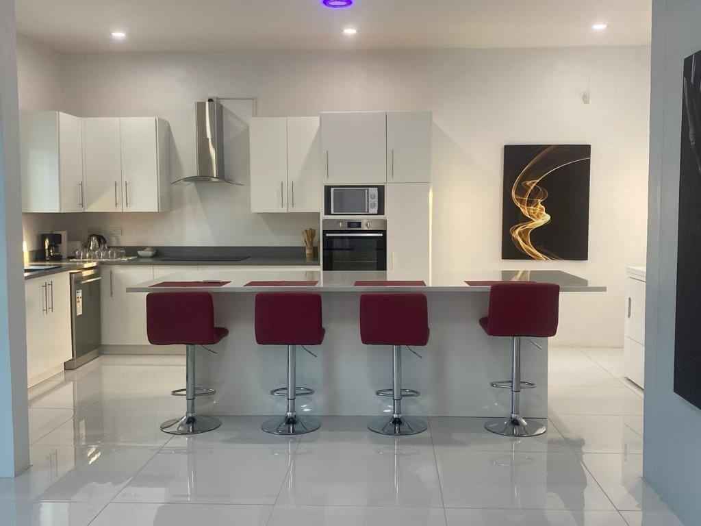 Kühlschrank, Mikrowelle, Wasserkocher mit Kaffee-/Teezubehör, Toaster