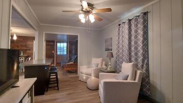 Rumah (Kozy Cove Cabin - 1 Block to Lake/boa) | Ruang keluarga