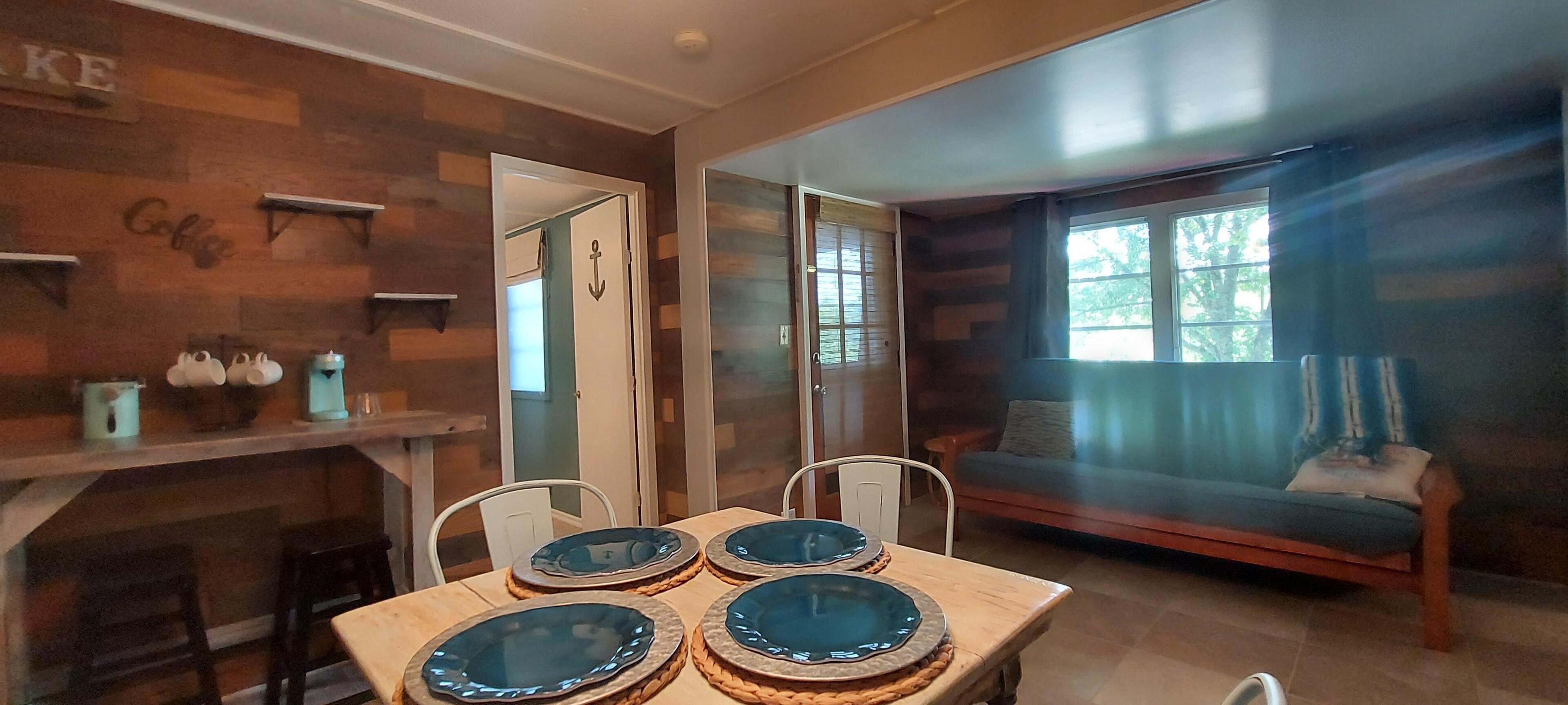 House (Kozy Cove Cabin - 1 Block to Lake/boa) | Living room