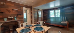 Nhà (Kozy Cove Cabin - 1 Block to Lake/boa) | Phòng khách