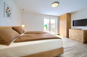 3 bedrooms, travel crib, free WiFi, bed sheets