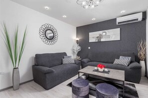 Tv, eldstad och bordsfotboll