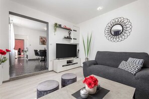 Tv, eldstad och bordsfotboll