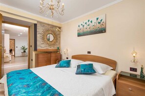 4 bedrooms, desk, free WiFi, bed sheets