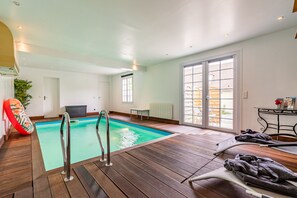 Una piscina cubierta, una piscina climatizada