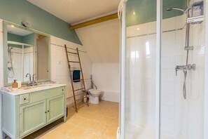 Suihku, hiustenkuivaaja, pyyhkeet, saippua